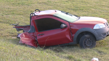 Un auto chocó contra una camioneta, que terminó partida al medio en la zona de Melilla.