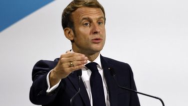 Macron oscurece bandera de Francia 45 años después