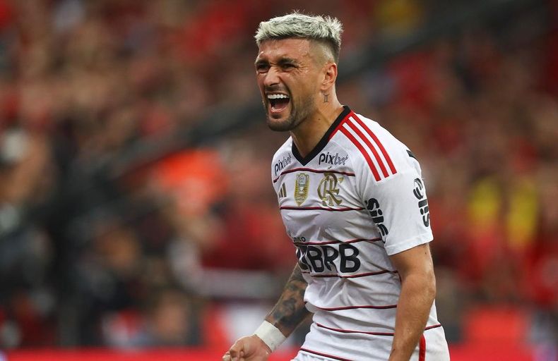 Mirá el golazo de De Arrascaeta en el clásico con Fluminense.
