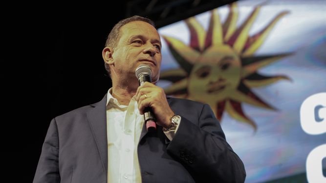 Tensión en la interna blanca: Álvaro Delgado no renuncia al Senado y crece el malestar