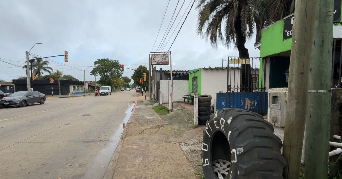 Auto embistió a dos trabajadores de una gomería en Rocha y el conductor se fugó