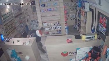 A plena madrugada y con total tranquilidad: así robó un local de celulares en el Centro A plena madrugada y con total tranquilidad: así robó un local de celulares en el Centro