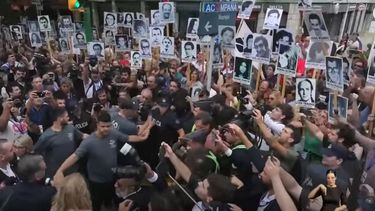 Orsi y Cosse rompieron protocolo y bajaron del auto a saludar a Familiares de Detenidos Desaparecidos