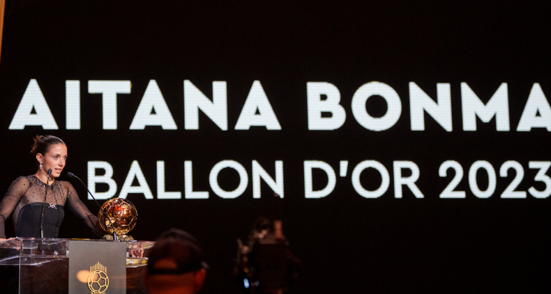 La centrocampista del FC Barcelona y vigente campeona del mundo con España, Aitana Bonmatí, ganó el Balón de Oro femenino.