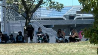 Colas desde la 6:00, sombrillas y provisiones: fans de Shakira acampan en inmediaciones del Centenario