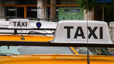 Gremial Única del Taxi denuncia que vehículos irregulares actúan como coches de alquiler a través de una app