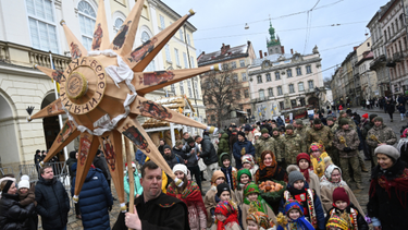 La gente camina por las calles mientras participa en la celebración de Nochebuena en Lviv, el 24 de diciembre de 2023, en medio de la invasión rusa de Ucrania.&nbsp;