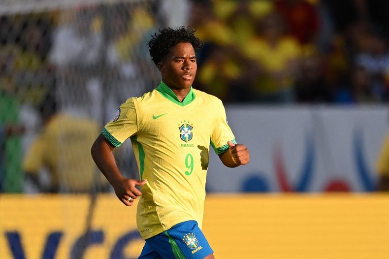 Endrick irá desde el arranque en Brasil; el juvenil acompañará a Raphinha y Rodrygo / AFP