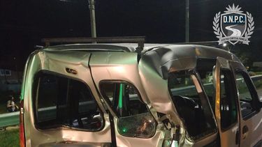 Ómnibus con 40 pasajeros chocó de atrás a una camioneta en Ruta 8 Ómnibus con 40 pasajeros chocó de atrás a una camioneta en Ruta 8