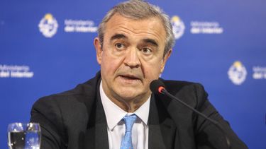 Larrañaga ofreció el Hospital Policial y 19 Jefaturas como vacunatorios