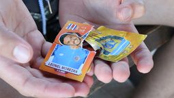 Condenaron al director que rompió las figuritas del Mundial de un alumno
