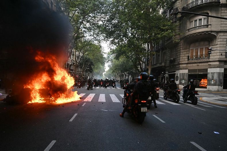 Buenos Aires: hubo violentos enfrentamientos con la Policía en protesta de jubilados e hinchas de fútbol