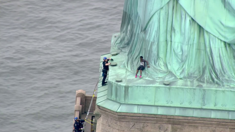 Una mujer intentó subir la Estatua de la Libertad