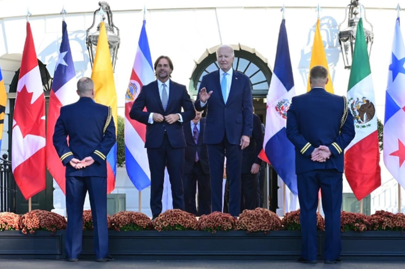 El presidente Luis Lacalle Pou y el mandatario de Estados Unidos, Joe Biden, en la Cumbre inaugural de Líderes de la Asociación de las Américas para la Prosperidad Económica