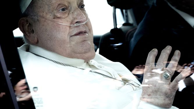 El papa Francisco fue dado de alta tras cinco semanas de internación y volvió al Vaticano