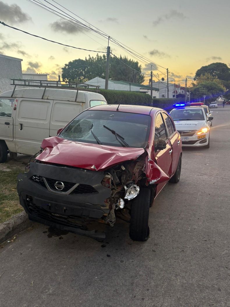 Un automovilista venía haciendo zig zag, atropelló a un ciclista, chocó con un contenedor y huyó a pie