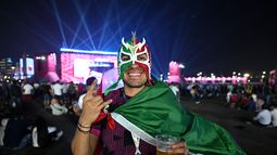 Llegó el momento esperado por muchos hinchas en Qatar: comprar la primera cerveza oficial del Mundial.