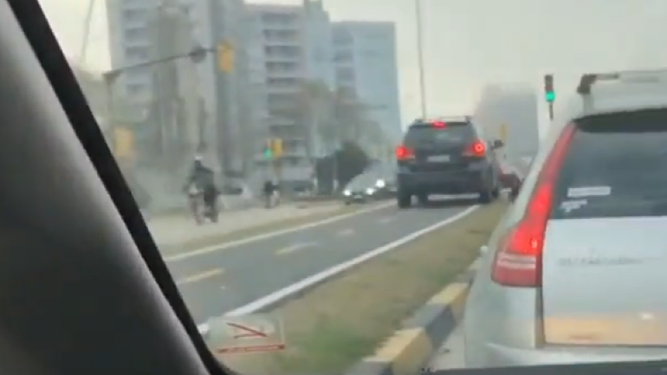 Camioneta circulando por una ciclovía generó indignación