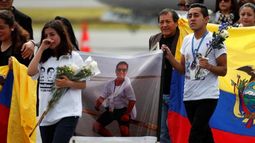 Dolor tras llegada de cuerpos de equipo periodístico a Ecuador