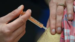 Proyecto de ley propone dar un día libre a quienes se vacunen contra el COVID-19