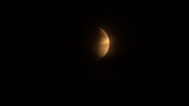 Comenzó el eclipse de Luna casi total, el más largo desde 1440