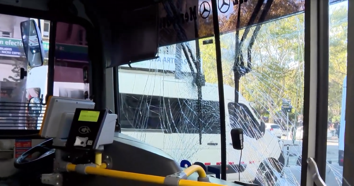Un ómnibus se quedó sin frenos en pleno 18 de Julio, otro coche lo chocó y una mujer resultó herida