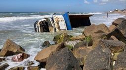 Un camión cargado quedó enterrado en playa de Aguas Dulces