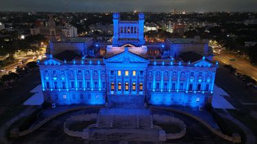 Parlamento en azul homenajea a los policías caídos.&nbsp;