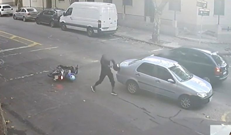 Un motociclista rompió el vidrio de un auto con su casco tras caer al pavimento; en la moto viajaba un niño