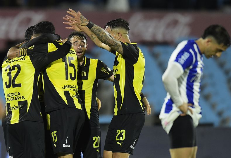 peñarol-festeja-cerro-largo