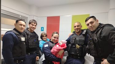 Policías asistieron un parto de urgencia y ayudaron a nacer a una bebé llamada Milagros