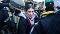 Integrantes de Hamás escoltan a la rehén Arbel Yehud (de Israel) para entregarla a un equipo de la Cruz Roja en Khan Yunis&nbsp;
