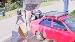 Delincuentes robaron a mano armada la moto a un hombre que esperaba fuera de un comercio en Las Piedras