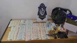 Policía incautó drogas, dinero y un arma en control vehicular