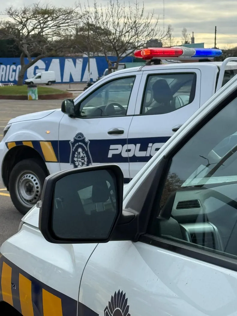 Asesinaron a un hombre en una vivienda en Maldonado; se incautó un arma, pero no sería la usada para el crimen