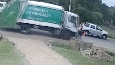 Accidente de tránsito: trabajador embestido por recolector en plena prueba de manejo