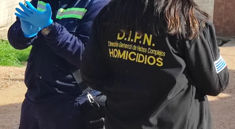 Homicidio en la Cruz de Carrasco: un hombre baleado fue encontrado dentro de una construcción precaria