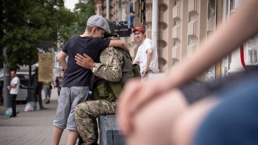 Ucranianos felices por la rebelión de los milicianos rusos.