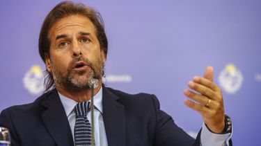 Lacalle Pou llamó a la operadora que recibió el avión con las vacunas anticovid