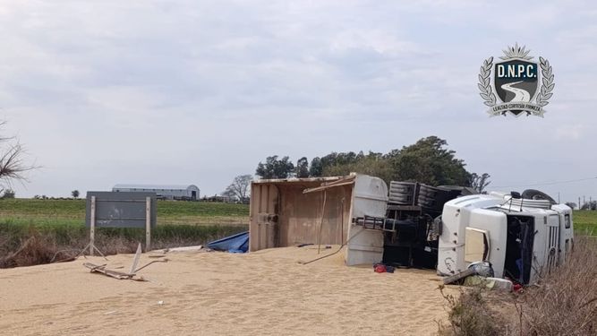 Camión despistó y volcó en Colonia; la soja que cargaba quedó desparramada en la ruta