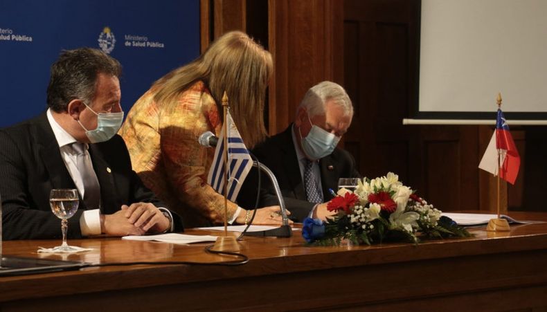 Uruguay observa con atención la experiencia chilena en vacunación pediátrica