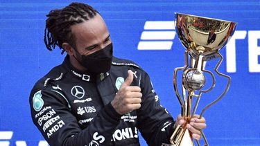 Hamilton se hace centenario y lidera el Mundial