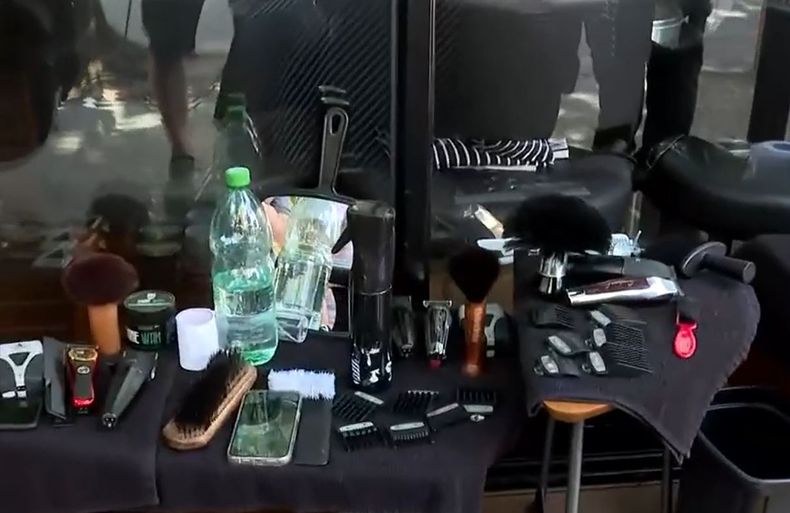 Barbería recibe clientes en la calle; denuncian que desde el lunes están sin luz y no tienen respuesta de UTE