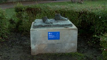 Robo insólito: se llevaron un monumento de bronce al Peón de Estancia en el Prado y dejaron solo los pies Robo insólito: se llevaron un monumento de bronce al Peón de Estancia en el Prado y dejaron solo los pies