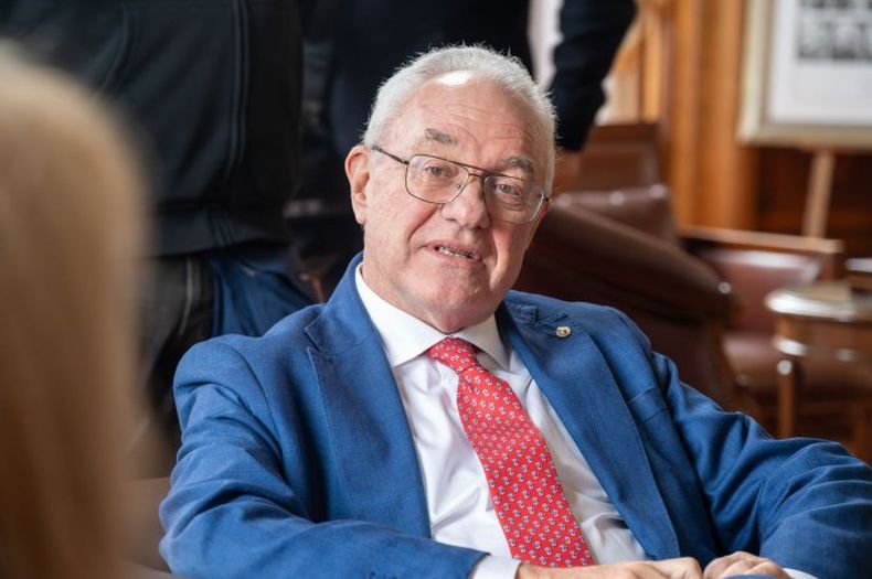 Mario Lubetkin entregó a Carolina Cosse documentos sobre el acuerdo entre el Mercosur y el EFTA