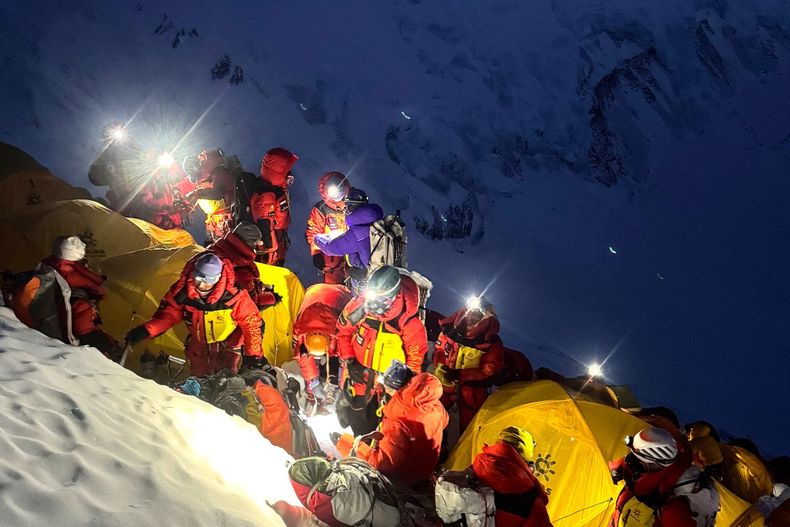 "Pensé que iba a morir": el guía nepalí que sobrevivió seis días en el Everest se recupera