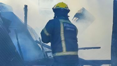 Bomberos trabajaron en la extinción de las llamas.