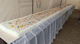 Escuela de Santa Rosa hizo una torta de 10,2 metros y más de 250 kg para juntar dinero y mejorar el centro educativo