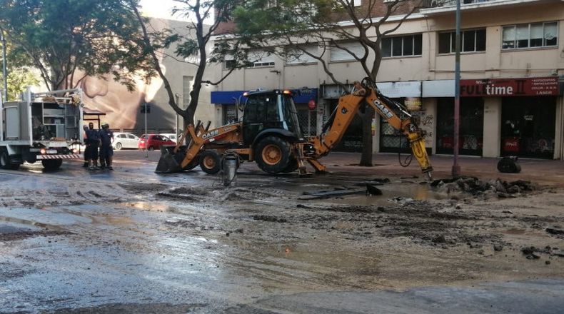 Rotura de caño en Av. del Libertador y Venezuela afecta circulación y suministro
