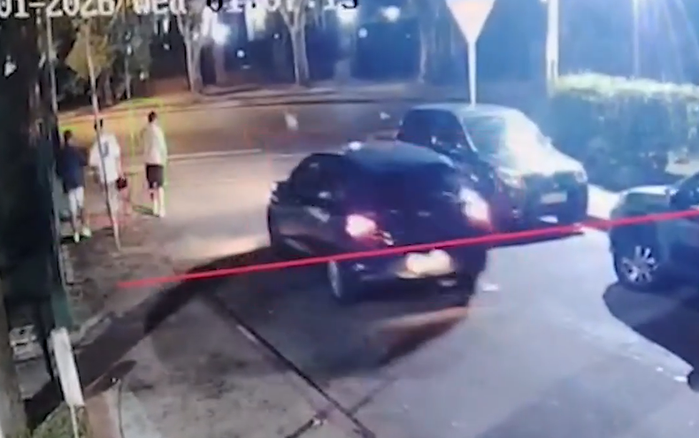 Parque Posadas: delincuentes entraron al complejo, obligaron a salir a un joven y una vez fuera le robaron